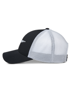 Alpinestars Terolithic Trucker Hat, widok z boku, czarne przednie panele i zakrzywiony daszek z białymi panelami z siatki z tyłu, sportowa czapka typu snapback