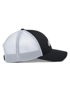 Alpinestars Terolithic Trucker Hat, widok z boku, czarny przedni panel z zakrzywionym daszkiem, białe panele z siatki z tyłu, niska strukturalna główka, klasyczna czapka typu trucker