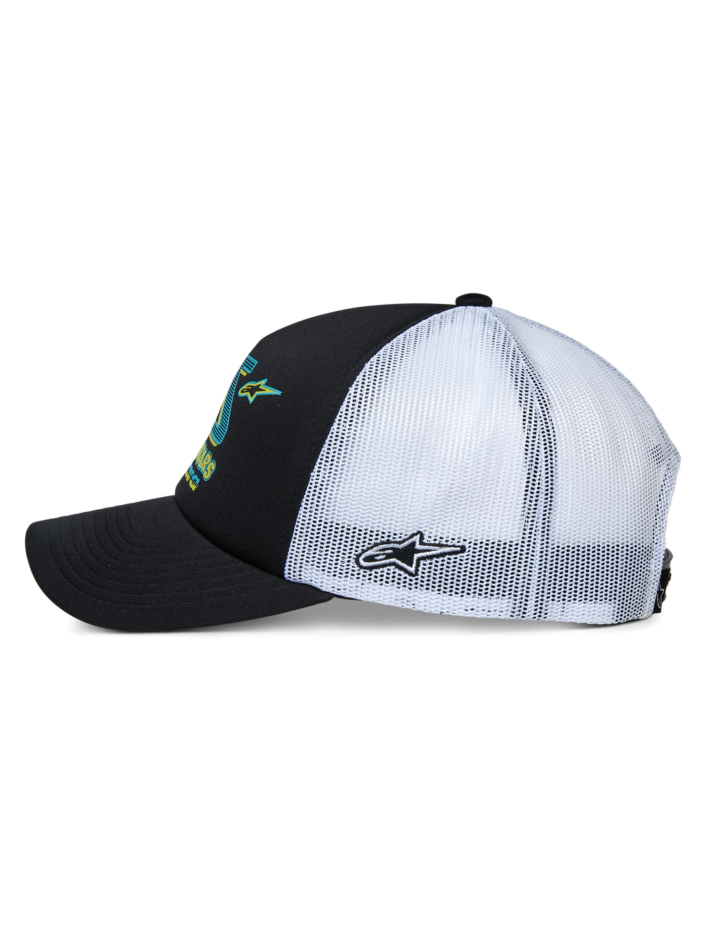 Alpinestars Ayess Trucker Hat, widok z boku, czarny przód i zakrzywiony daszek z białą siateczką z tyłu, kolorowa grafika z przodu i haftowana gwiazda z boku, codzienne nakrycie głowy inspirowane motorsportem