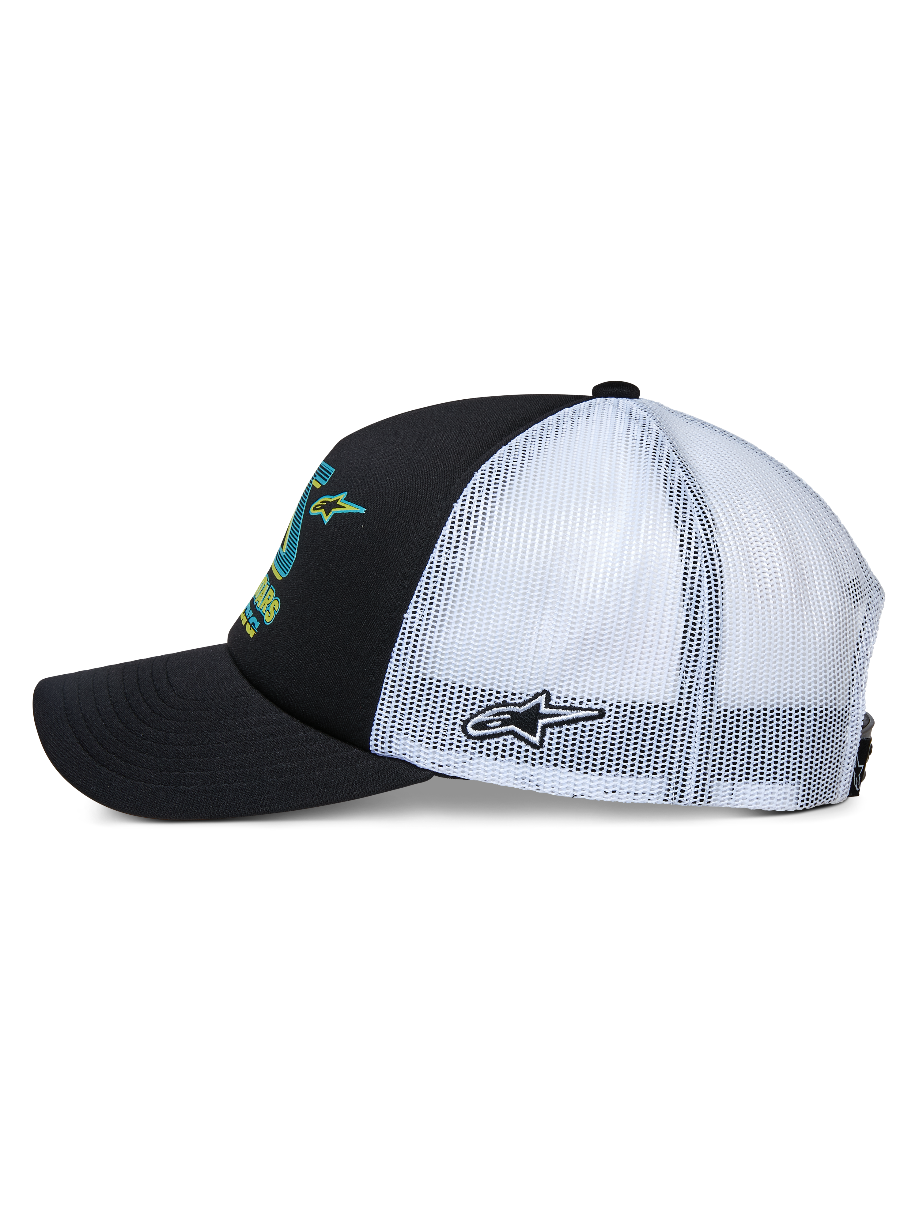 Alpinestars Ayess Trucker Hat, widok z boku, czarny przód i zakrzywiony daszek z białą siateczką z tyłu, kolorowa grafika z przodu i haftowana gwiazda z boku, codzienne nakrycie głowy inspirowane motorsportem