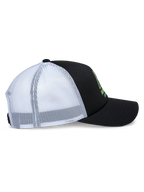 Alpinestars Ayess Trucker Hat, widok z boku, czarny piankowy przód i zakrzywiony daszek z białymi panelami z siatki z tyłu, nadruk z logo z przodu, codzienna czapka typu snapback inspirowana sportami motorowymi
