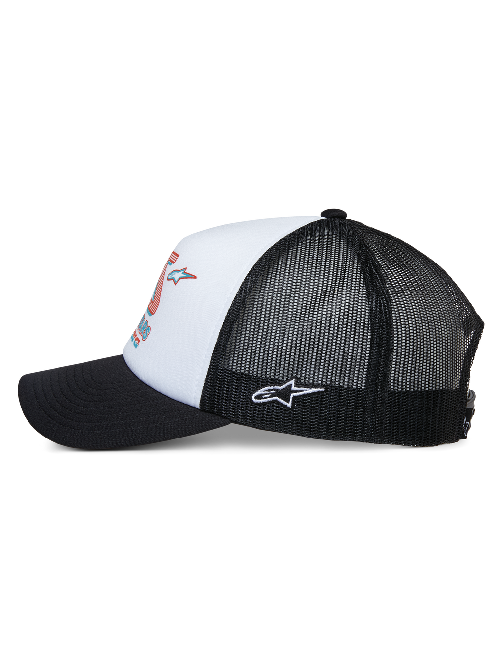 Czapka Alpinestars Ayess Trucker, widok z boku, biała piankowa korona z kolorowym nadrukiem wyścigowym, czarny zakrzywiony daszek, czarne siateczkowe panele z tyłu z białym haftowanym logo Astar z boku, codzienne nakrycie głowy inspirowane sportami motorowymi