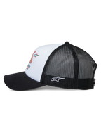 Czapka Alpinestars Ayess Trucker, widok z boku, biała piankowa korona z kolorowym nadrukiem wyścigowym, czarny zakrzywiony daszek, czarne siateczkowe panele z tyłu z białym haftowanym logo Astar z boku, codzienne nakrycie głowy inspirowane sportami motorowymi