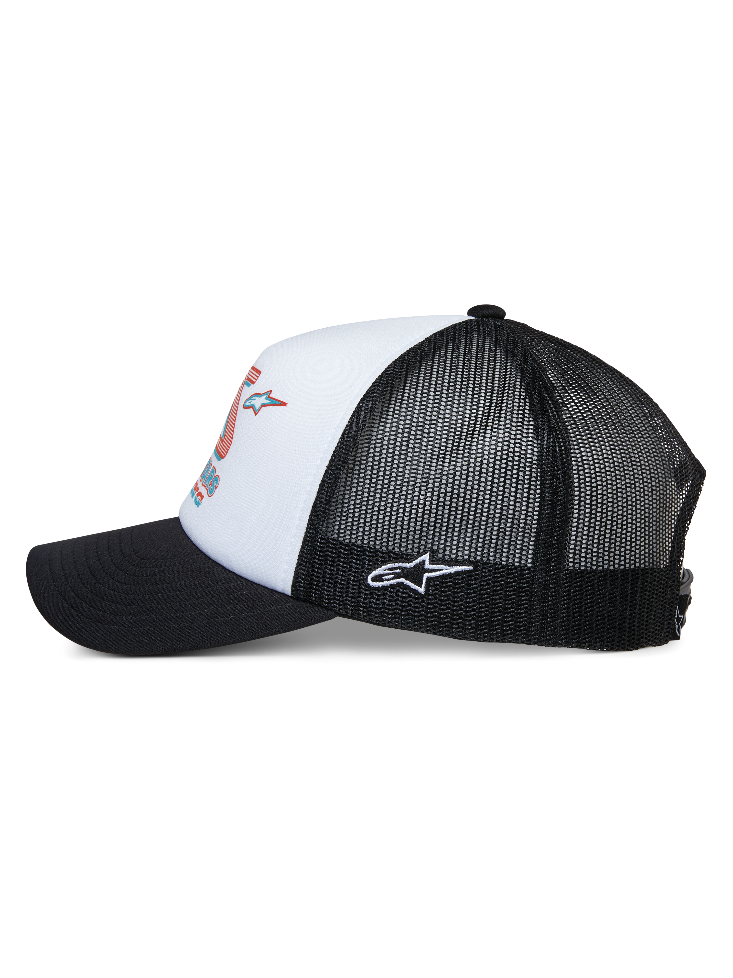 Czapka Alpinestars Ayess Trucker, widok z boku, biała piankowa korona z kolorowym nadrukiem wyścigowym, czarny zakrzywiony daszek, czarne siateczkowe panele z tyłu z białym haftowanym logo Astar z boku, codzienne nakrycie głowy inspirowane sportami motorowymi