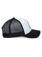 Alpinestars Ayess Trucker Hat, biało-czarna, widok z boku z zakrzywionym czarnym daszkiem, białą piankową koroną z nadrukiem logo z przodu i przewiewnym tyłem z czarnej siateczki, codzienne nakrycie głowy w stylu motorsportowym