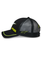 Alpinestars Exceed Trucker Hat, boczny profil czarnej czapki z daszkiem typu snapback, czarna siateczka z tyłu, zakrzywiony daszek z neonowo-zieloną lamówką, neonowo-zielone haftowane logo, codzienne nakrycie głowy w stylu motorsportowym