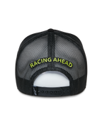 Alpinestars Exceed Trucker Hat, czarna czapka typu trucker, widok z tyłu przedstawiający panele z siateczki i zapięcie snap-back, limonkowy haft „RACING AHEAD”, codzienne nakrycie głowy inspirowane motorsportem