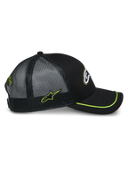 Alpinestars Exceed Trucker Hat, widok z boku, czarna z limonkowymi akcentami, siateczkowe panele z tyłu, zakrzywiony daszek z limonkową taśmą sutache, haftowane logo z boku, codzienne nakrycie głowy w stylu motorsportowym