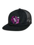 Alpinestars That Way Trucker Hat, czarna czapka snapback z siateczkowym tyłem, płaski daszek, różowo-fioletowa naszywka „Vision One Goal”, białe logo gwiazdy Alpinestars, sportowa odzież casualowa