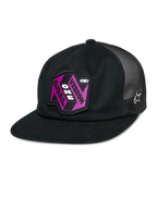 Alpinestars That Way Trucker Hat, czarna czapka snapback z siateczkowym tyłem, płaski daszek, różowo-fioletowa naszywka „Vision One Goal”, białe logo gwiazdy Alpinestars, sportowa odzież casualowa