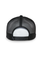 Alpinestars That Way Trucker Hat, widok z tyłu, czarna, siateczkowe panele tylne z regulowanym zapięciem snapback, mała tkana metka z logo, codzienne nakrycie głowy inspirowane motorsportem