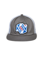 Alpinestars That Way Trucker Hat, szaro-biała czapka trucker, strukturalna korona z płaskim daszkiem i białą siateczką z tyłu, duża naszywka z przodu z grafiką „One Goal One Vision”, casualowy motorsportowy streetwear