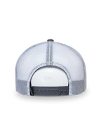 Alpinestars That Way Trucker Hat, czapka typu trucker, szaro-biała, widok z tyłu prezentujący białe panele z siatki i szare zapięcie snapback, regulowane dopasowanie, sportowe nakrycie głowy