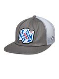 Alpinestars That Way Trucker Hat, szaro-biała czapka snapback z siateczkowym tyłem, niebiesko-biała naszywka graficzna z napisem „ONE GOAL VISION” w kolorze czerwono-białym, płaski daszek, małe logo gwiazdy na siateczce, casualowy styl motorsportowy