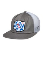 Alpinestars That Way Trucker Hat, szaro-biała czapka snapback z siateczkowym tyłem, niebiesko-biała naszywka graficzna z napisem „ONE GOAL VISION” w kolorze czerwono-białym, płaski daszek, małe logo gwiazdy na siateczce, casualowy styl motorsportowy