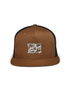 Alpinestars Mackinic Trucker Hat, brązowo-czarna czapka typu trucker, płaski daszek i usztywniona korona, logo z recyklingowego papieru TPU na przodzie, czarna siateczka z tyłu, casualowy dodatek sportowy