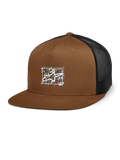 Alpinestars Mackinic Trucker Hat, brązowa z czarną siatką z tyłu, usztywniana korona i płaski daszek, białe logo A-star na prostokątnej nakrapianej naszywce, codzienne nakrycie głowy inspirowane sportami motorowymi