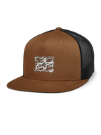 Alpinestars Mackinic Trucker Hat, brązowa z czarną siatką z tyłu, usztywniana korona i płaski daszek, białe logo A-star na prostokątnej nakrapianej naszywce, codzienne nakrycie głowy inspirowane sportami motorowymi