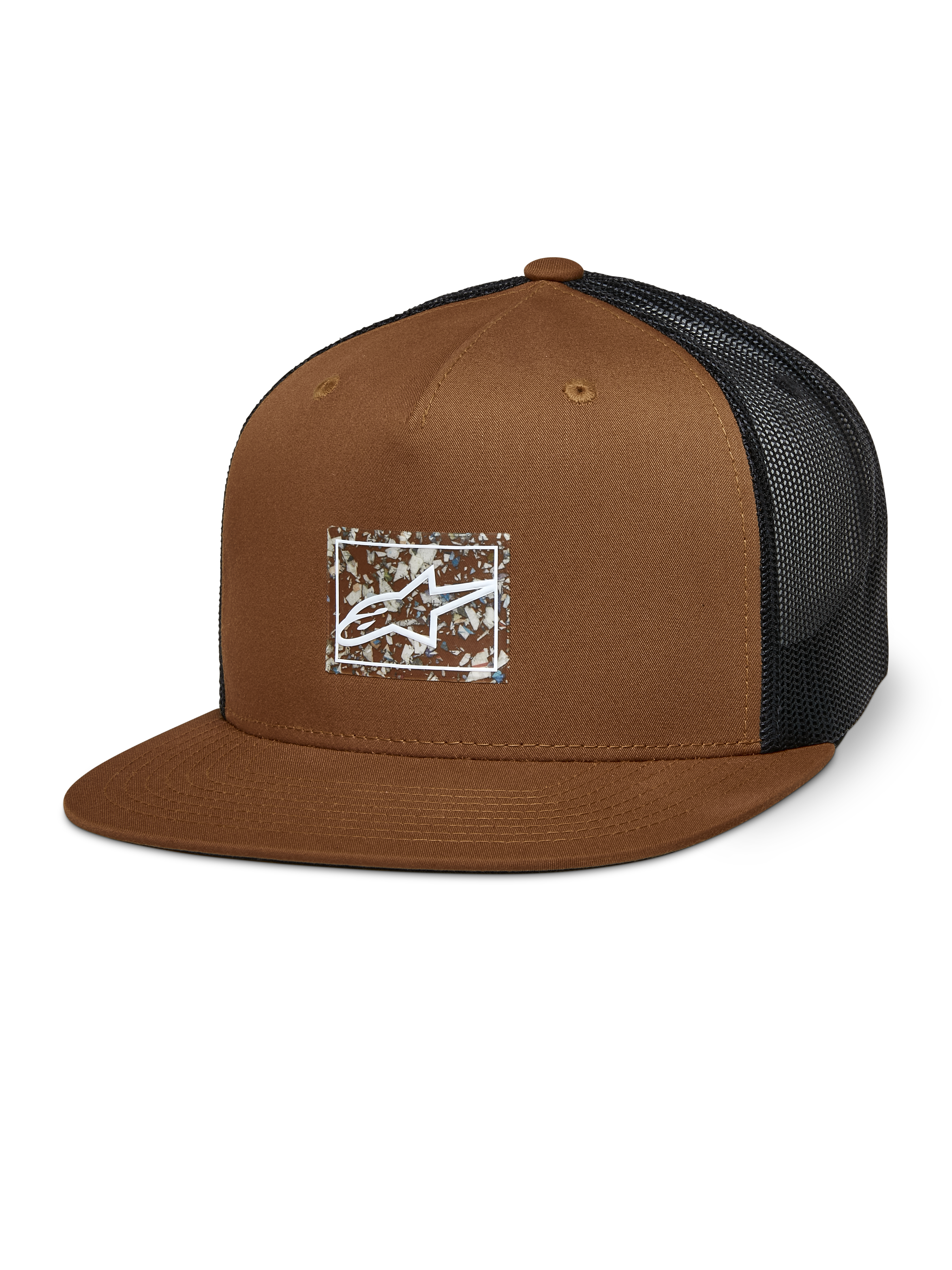 Alpinestars Mackinic Trucker Hat, brązowa z czarną siatką z tyłu, usztywniana korona i płaski daszek, białe logo A-star na prostokątnej nakrapianej naszywce, codzienne nakrycie głowy inspirowane sportami motorowymi