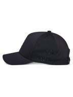 Alpinestars Apex Hat, czarna czapka z daszkiem, widok z boku, zakrzywiony daszek i strukturalna korona, perforacje na panelach bocznych dla lepszej oddychalności, techniczna tkanina odprowadzająca wilgoć, casualowa odzież sportowa
