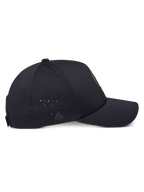 Alpinestars Apex Hat, profil boczny, czarna, ze strukturalną koroną i zakrzywionym daszkiem, perforacje na panelach bocznych, małe odblaskowe logo oraz gładka bezszwowa konstrukcja zapewniająca minimalistyczny wygląd