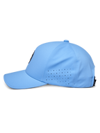 Czapka Alpinestars Apex, niebieska, widok z boku, zakrzywiony daszek z perforowanymi panelami bocznymi zapewniającymi wentylację, techniczna tkanina odprowadzająca wilgoć, sportowe nakrycie głowy inspirowane motorsportem