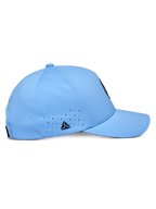 Alpinestars Apex Hat, niebieska techniczna czapka z daszkiem, profil boczny z zakrzywionym daszkiem i usztywnioną koroną, laserowo wycinane otwory wentylacyjne z małym czarnym trójkątnym logo, nowoczesna tkanina odprowadzająca wilgoć