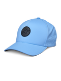 Alpinestars Apex Hat, niebieska czapka z daszkiem, czarne okrągłe logo, perforowane panele boczne zapewniające wentylację, zakrzywiony daszek, odzież sportowa performance