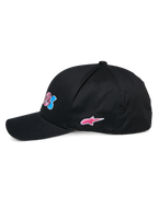 Alpinestars Cereal Hat, czarna czapka z daszkiem, widok z boku, zakrzywiony daszek z usztywnioną koroną, kolorowy haft z przodu i różowe logo gwiazdy Alpinestars z boku, codzienne sportowe nakrycie głowy