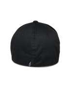 Alpinestars Cereal Hat, czarna czapka z daszkiem, widok z tyłu z elastyczną konstrukcją i małym białym haftowanym logo u podstawy, sportowe nakrycie głowy w stylu casual