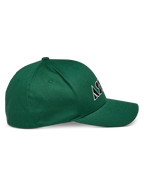 Alpinestars Cereal Hat, zielona czapka z zakrzywionym daszkiem i usztywnioną koroną, biało-czarne haftowane logo, widok z profilu, sportowa odzież codzienna