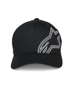 Alpinestars Share Hat, czarna czapka z daszkiem, z dużym białym konturem logo Astars w technice nadruku HD puff z boku, zakrzywiony daszek, usztywniona korona, codzienna odzież sportowa inspirowana sportami motorowymi
