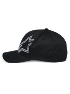 Alpinestars Share Hat, czarna czapka z daszkiem, widok z boku, z dużym białym konturowym logo Astars, zakrzywiony daszek, usztywniona korona, codzienne nakrycie głowy inspirowane sportami motorowymi