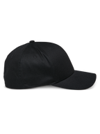 Alpinestars Share Hat, czarna czapka z daszkiem, profil boczny, zakrzywiony daszek, usztywniona korona, odzież sportowa inspirowana sportami motorowymi