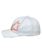 Alpinestars Share Hat, biała czapka z daszkiem, widok z boku z logo Astars z pomarańczowym obrysem, zakrzywiony daszek i usztywniona korona, streetwear inspirowany sportami motorowymi