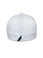 Alpinestars Share Hat, widok z tyłu, biała czapka z daszkiem typu flex back, elastyczna tkanina z kepru, mała czarna metka z logo przy dolnej krawędzi, sportowy dodatek