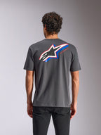 Alpinestars Angler CSF Tee, koszulka z krótkim rękawem, grafitowa, widok z tyłu z dużym logo Astars z niebieskimi i czerwonymi akcentami oraz napisem „RACING AHEAD”, codzienna odzież streetwearowa w stylu motorsportowym