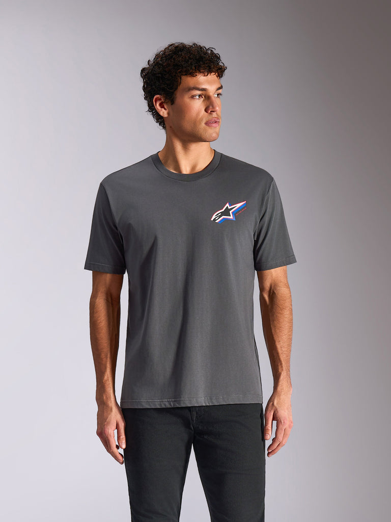 Alpinestars Angler CSF Tee, koszulka z krótkim rękawem, grafitowa, wyraziste wielokolorowe logo Astars na piersi, codzienna odzież sportowa typu motorsport