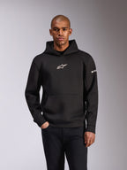 Alpinestars Insight Hoodie, czarna bluza z kapturem typu pullover, białe logo Astars na klatce piersiowej i napis na rękawie, kieszeń typu kangurka, dwustronny polar tri-blend, codzienna odzież motorsportowa w stylu streetwear
