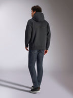 Alpinestars Emergent Oversized Hoodie, czarna, widok z tyłu z haftowanym logo 3D Alpinestars na plecach, luźny krój oversize, stylizacja z ciemnoniebieskimi jeansami i czarnymi sneakersami, codzienna odzież uliczna inspirowana sportami motorowymi.