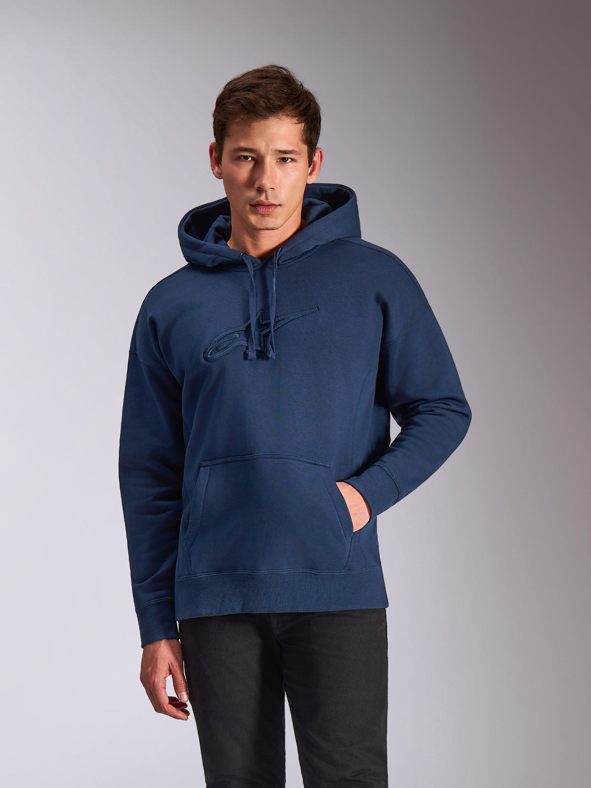 Alpinestars Emergent Oversized Hoodie, granatowa bluza z polaru, tonalne haftowane logo Astars 3D na piersi, luźny krój oversize z kieszenią typu kangur i kapturem ze sznurkiem, codzienny streetwear inspirowany sportami motorowymi