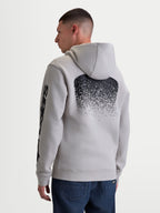 Alpinestars Bluza z kapturem Obsessed, męska bluza z kapturem typu polar, szara, z dużą czarną gradientową grafiką inspirowaną MX na plecach i brandingiem na rękawach, widok z tyłu na modelu, casualowa odzież sportowa w stylu motorsport.