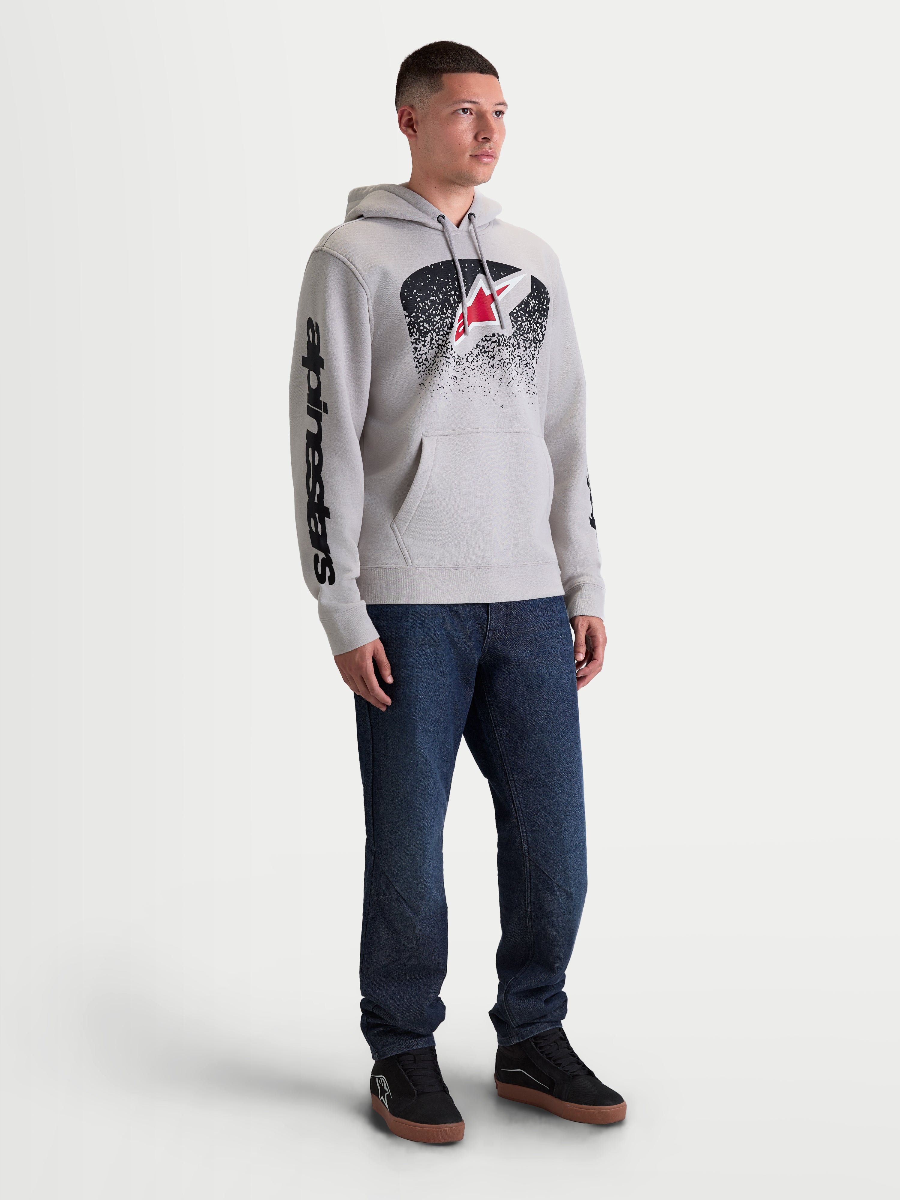 Alpinestars bluza z kapturem Obsessed, męska sportowa bluza z kapturem, cementowy szary z czarną grafiką gradientową MX i czerwonym logo Astars, branding na rękawie i przednia kieszeń typu kangurka, mieszanka bawełny i poliestru z recyklingu.
