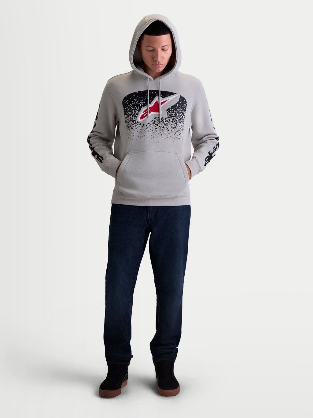 Alpinestars Bluza z kapturem Obsessed, męska bluza sportowa typu pullover, szara z czerwonymi i czarnymi grafikami inspirowanymi MX, logo Astars na piersi i branding na rękawach, miękki polar z bawełny i poliestru z recyklingu, styl lifestyle motorsport.