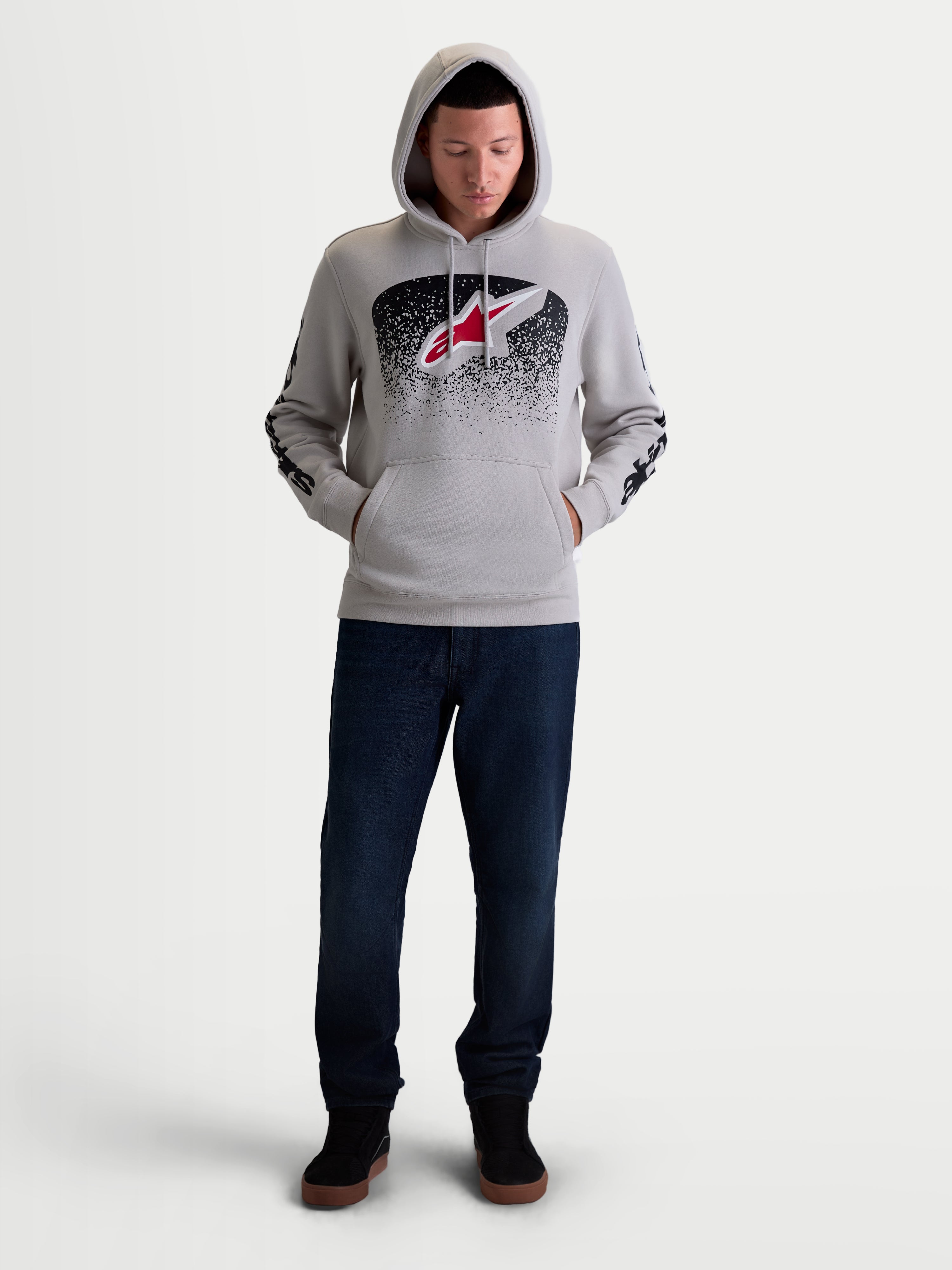 Alpinestars Bluza z kapturem Obsessed, męska bluza sportowa typu pullover, szara z czerwonymi i czarnymi grafikami inspirowanymi MX, logo Astars na piersi i branding na rękawach, miękki polar z bawełny i poliestru z recyklingu, styl lifestyle motorsport.