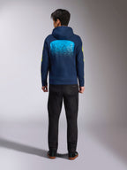 Alpinestars Obsessed Hoodie, granatowa bluza z kapturem, widok z tyłu, duża cyjanowa grafika MX z gradacją, żółte logo na rękawach, codzienna bluza polarowa inspirowana sportami motorowymi