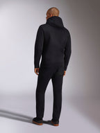 Alpinestars Ellipsoid Hoodie, codzienna odzież sportowa, czarna polarowa bluza z kapturem, widok z tyłu, długie rękawy i żebrowany ściągacz, zestawiona z czarnymi spodniami, nowoczesny design inspirowany sportami motorowymi
