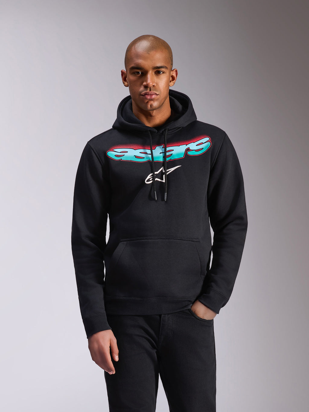 Alpinestars Ellipsoid Hoodie, czarna bluza z polaru typu pullover, napis Astars z gradientem w kolorach turkusowym i różowym oraz białe logo z gwiazdą na piersi, kaptur ze sznurkiem, kieszeń typu kangurka, codzienna odzież sportowa