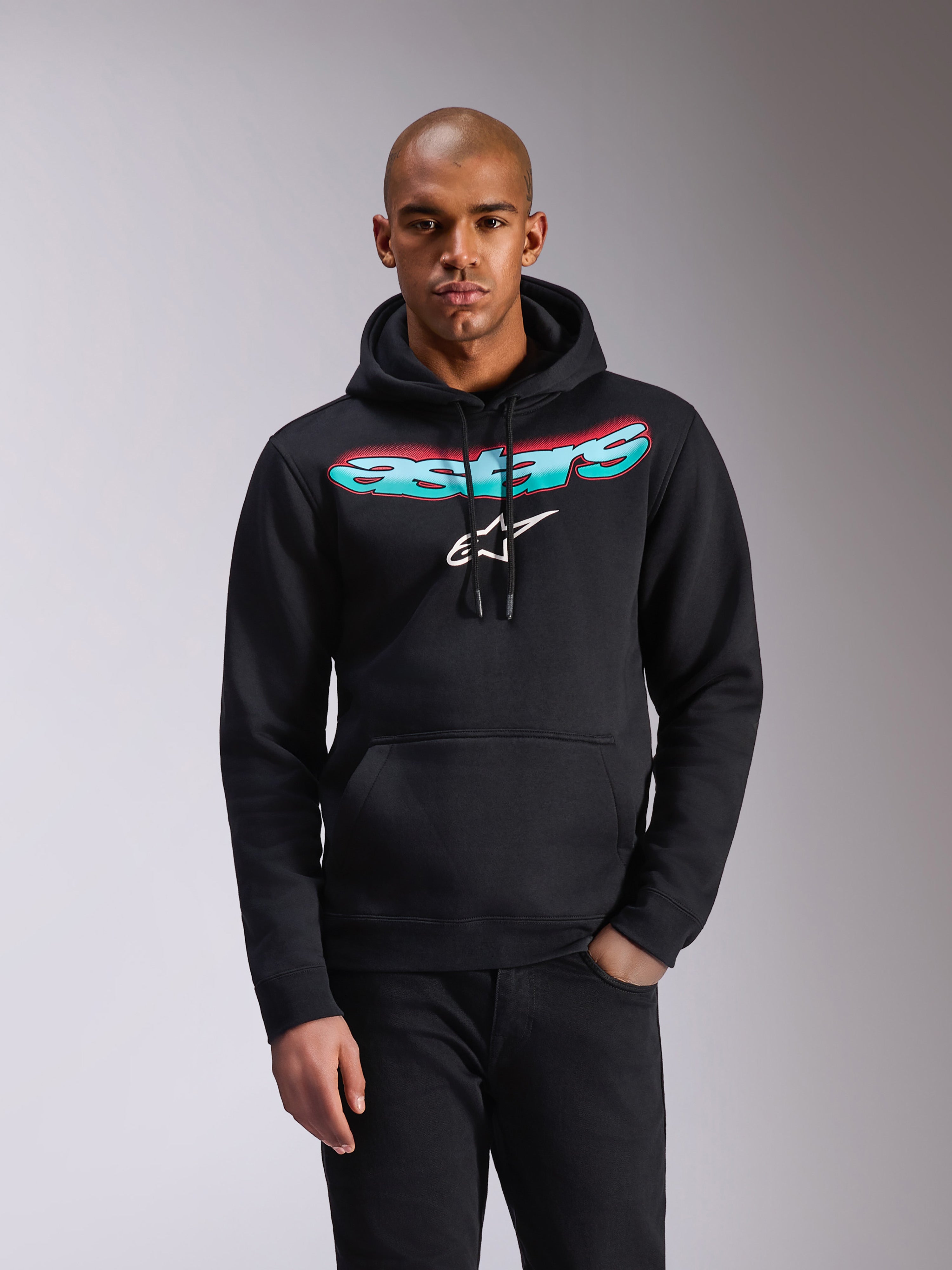 Alpinestars Ellipsoid Hoodie, czarna bluza z polaru typu pullover, napis Astars z gradientem w kolorach turkusowym i różowym oraz białe logo z gwiazdą na piersi, kaptur ze sznurkiem, kieszeń typu kangurka, codzienna odzież sportowa