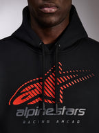 Alpinestars Pulse Hoodie, czarna bluza z kapturem, zbliżenie na klatkę piersiową z czerwonym logo Astars z efektem linii prędkości i srebrnym brandingiem, czarne sznurki z powlekanymi końcówkami, codzienna odzież streetwearowa w stylu motorsport